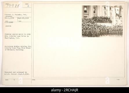 Das Bild zeigt, wie Minister McAdoo während des Liberty Loan Drive 2. in Washington, D.C. die Liberty Loan Flag von 4. auf den Stufen des Treasury Building hebt Das Foto wurde am 28. September 1918 von dem Gefreiten Vincent J. Palumbo aufgenommen und vom M.I.D. zensiert und freigegeben Zensor am 5. September 1918. Stockfoto