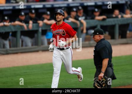 Atlanta Braves erster Basemänner Matt Olson (28) läuft um die Basis, nachdem er im ersten Inning während eines MLB-Spiels der Chicago White Sox und Atlanta Braves am Freitag, den 14. Juli 2023 in Atlanta, GA, einen Grand Slam getroffen hat. (Brandon Sloter/Image of Sport) Stockfoto