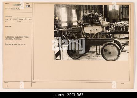 Ein Motor, der zu einem Schiff in Carlstrom Aviation Field in Arcadia, Florida, transportiert wird. Dieses Foto wurde am 16. Juni 1918 aufgenommen. Hinweis: Motorlagerung auf Hüfte (nicht angegeben). Das Foto wurde vom befehlshabenden Offizier mit Subjektcode 54219 empfangen. Stockfoto