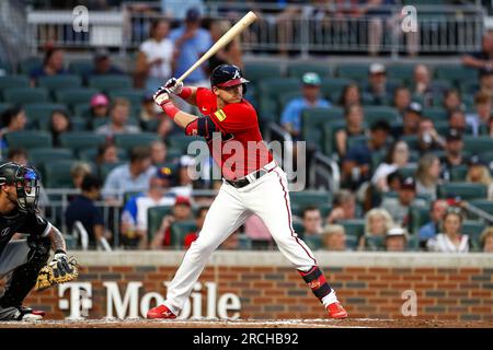 Atlanta Braves dritter Basemänner Austin Riley (27) wartet während eines MLB-Spiels zwischen den Chicago White Sox und Atlanta Braves am Freitag, den 14. Juli 2023 in Atlanta, GA, auf das Feld. (Brandon Sloter/Image of Sport) Stockfoto