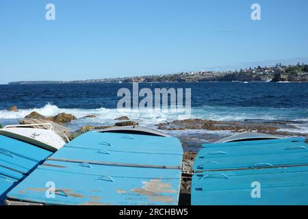 Freizeitfischerboote auf der Rampe des Ben Buckler Fishing Club North Bondi mit Blick auf den berühmten Bondi Beach, Sydney, Australien Stockfoto