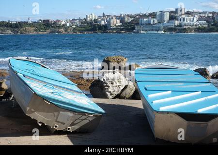 Freizeitfischerboote auf der Rampe des Ben Buckler Fishing Club North Bondi mit Blick auf den berühmten Bondi Beach, Sydney, Australien Stockfoto