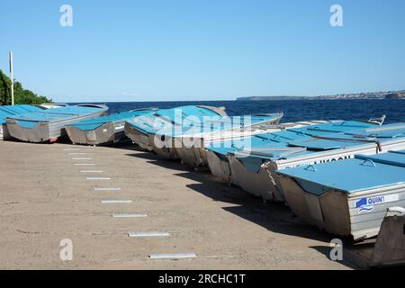 Freizeitfischerboote auf der Rampe des Ben Buckler Fishing Club North Bondi mit Blick auf den berühmten Bondi Beach, Sydney, Australien Stockfoto