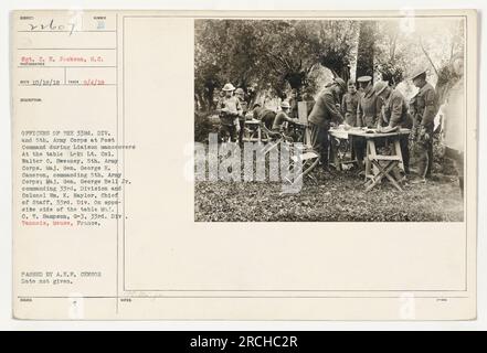 Offiziersgruppe der 33. Division und des 5. Armeekorps versammeln sich im Postkommando für Verbindungsmanöver. Abbildung von links nach rechts: Oberstleutnant Walter C. Sweeney, Oberstleutnant George H. Cameron, Oberstleutnant George Bell Jr. und Oberst WM. K. Naylor. Ebenfalls anwesend ist Major C. T. Sampson, G-3 der 33. Division. Standort: Tannois, Meuse, Frankreich. Dieses Foto wurde vom A.E.F.-Zensor übergeben, aber das genaue Datum ist unbekannt. Das Foto stammt aus der Sammlung von BG. C. H. Jackson, S.C. Fotograf. Stockfoto