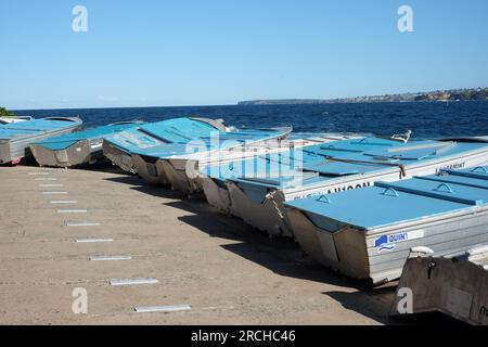 Freizeitfischerboote auf der Rampe des Ben Buckler Fishing Club North Bondi mit Blick auf den berühmten Bondi Beach, Sydney, Australien Stockfoto