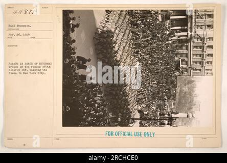 Eine Parade in New York City, bei der die Rückkehr der bunten Infanterie aus dem Jahr 369. im Ersten Weltkrieg gefeiert wird. Das Bild zeigt die Truppen, die durch den Platz marschieren, umgeben von begeisterten Zuschauern. Aufgenommen vom Fotografen Paul Thompson am 26. Februar 1919. Dieses Bild gehört der Sammlung amerikanischer Militäraktionen aus dem Ersten Weltkrieg. Stockfoto