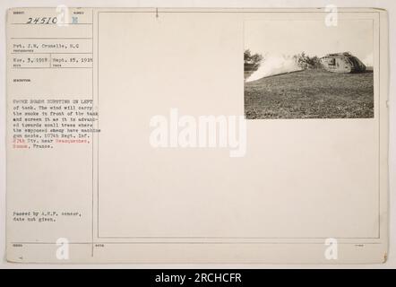 Soldier Pvt. J.W. Crunelle aus dem 8. Jahrhundert wird am 3. November 1918 während des Ersten Weltkriegs abgebildet. Das Foto zeigt Rauchbomben, die links von einem Panzer platzen. Der Rauch dient als Schutzschirm, um den Panzer zu verbergen, wenn er sich auf kleine Bäume zubewegt, die vermutlich feindliche Maschinengewehrnester halten. Das Foto wurde in der Nähe von Beauquesnes, Somme, Frankreich, von einem nicht identifizierten Fotografen aufgenommen und vom A.E.P. Zensor übergeben, obwohl das genaue Datum nicht angegeben ist. Stockfoto