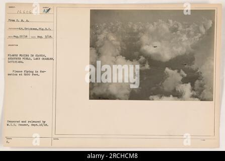 Flugzeuge fliegen in Formation auf einer Höhe von 5.000 Fuß am Gerstner Field, Lake Charles, Louisiana. Das Foto wurde am 3. August 1918 von Sig aufgenommen. R.C. Erickson, ein Fotograf für die D.M.A. Es wurde zensiert und am 16. September 1918 vom M.I.D.-Zensor veröffentlicht. Stockfoto