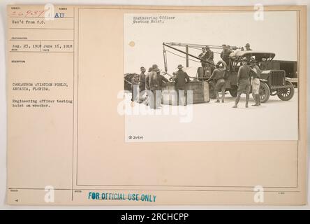 Ingenieur-Offizier, der am 16. Juni 1918 einen Hebeversuch an einem Abrisser in Carlstrom Aviation Field in Arcadia, Florida, durchführt. Der Test wurde nur für den offiziellen Gebrauch durchgeführt. Stockfoto