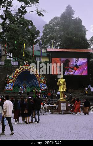 Darjeeling, Westbengalen, Indien - 26. Juni 2023: Bewölkte und neblige Straße der Darjeeling Mall in der Monsunzeit. Darjeeling Mall ist ein beliebter Ort zum Verweilen Stockfoto