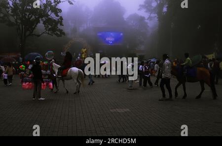 Darjeeling, Westbengalen, Indien - 26. Juni 2023: Bewölkte und neblige Straße der Darjeeling Mall in der Monsunzeit. Darjeeling Mall ist ein beliebter Ort zum Verweilen Stockfoto