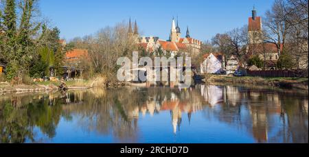 Panorama der Saale und der Burg in Merseburg Stockfoto
