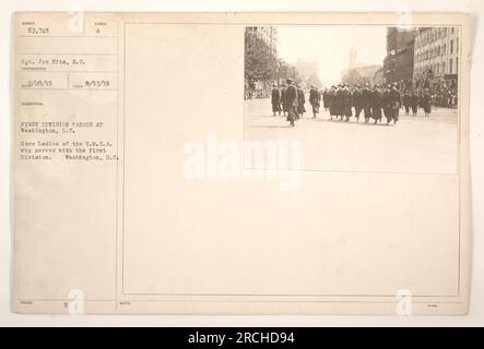 Bildunterschrift: Die Helden der Y.M.C.A., die mit der First Division dienten, nehmen während des Ersten Weltkriegs an einer Parade in Washington Teil Dieses Foto mit der Nummer 63.725 wurde von Sergeant Joe Hitz, S.C. am 17. September 1919 aufgenommen. Die Frauen werden dabei gesehen, wie sie marschieren und Banner halten, die ihren Dienst bei der First Division repräsentieren. Stockfoto