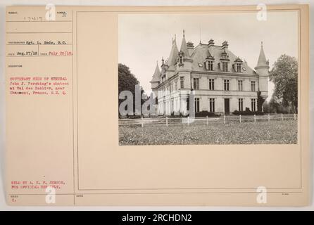 Soldaten stehen vor General John J. Pershings Schloss im Val des Ecolier, in der Nähe von Chaumont, Frankreich während des 1. Weltkriegs Dieses Bild wurde am 20. Juli 1918 von Sergeant L. Rode vom Signalkorps aufgenommen. Das Foto steht unter der Kontrolle des amerikanischen Zensors der Expeditionstruppen und ist nur für den offiziellen Gebrauch bestimmt. Stockfoto