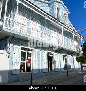 Puerto Plata, DR - 10. Januar 2022: Menschen spielen und Geselligkeit auf den Straßen von Puerto Plata, Dominikanische Republik. Stockfoto