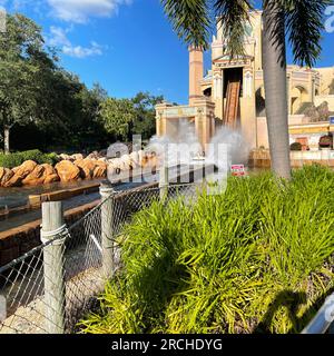 Orlando, FL, USA-23. November 2020: Die Reise nach Atlantis Roller Coaster Wasserfahrt in SeaWorld. Stockfoto