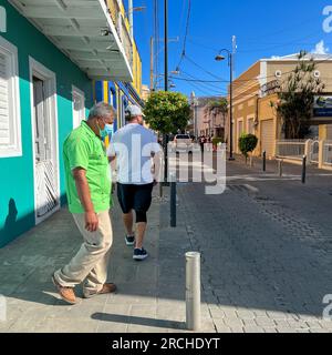 Puerto Plata, DR - 10. Januar 2022: Menschen spielen und Geselligkeit auf den Straßen von Puerto Plata, Dominikanische Republik. Stockfoto
