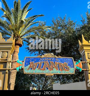 Orlando, FL, USA-23. November 2020: Die Reise nach Atlantis Roller Coaster Wasserfahrt in SeaWorld. Stockfoto