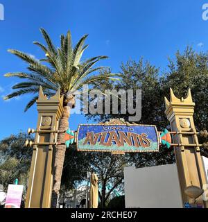 Orlando, FL, USA-23. November 2020: Die Reise nach Atlantis Roller Coaster Wasserfahrt in SeaWorld. Stockfoto