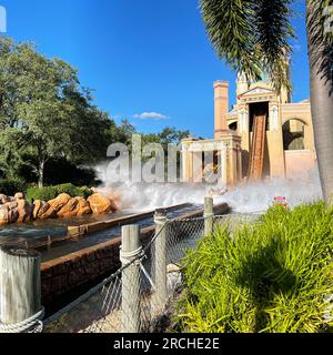Orlando, FL, USA-23. November 2020: Die Reise nach Atlantis Roller Coaster Wasserfahrt in SeaWorld. Stockfoto