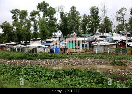 Coxsbazar, Ukhiya, Bangladesch. 15. Juli 2023. 15. Juli 2023. Coxsbazar, Bangladesch : das Flüchtlingslager Bazar Rohingya von Cox in Bangladesch nimmt zu Dengue-Ausbruch nimmt in den Rohingya-Lagern zu. Die neueste Nachricht von 947, dass Rohingya mit Dengue diagnostiziert wird, verbreitet Besorgnis in den bewussten Kreisen. Unter den Infizierten sind im letzten Monat drei Menschen, darunter ein Kind, gestorben.von den 33 Rohingya-Flüchtlingslagern in Cox's Bazar weisen die vier Lager in Ukhia die höchste Dengue-Rate auf.Laut einer Vorstudie des Zivilchirurgen-Büros, der Stockfoto