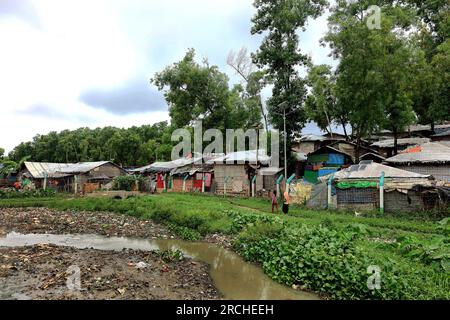 Coxsbazar, Ukhiya, Bangladesch. 15. Juli 2023. 15. Juli 2023. Coxsbazar, Bangladesch : das Flüchtlingslager Bazar Rohingya von Cox in Bangladesch nimmt zu Dengue-Ausbruch nimmt in den Rohingya-Lagern zu. Die neueste Nachricht von 947, dass Rohingya mit Dengue diagnostiziert wird, verbreitet Besorgnis in den bewussten Kreisen. Unter den Infizierten sind im letzten Monat drei Menschen, darunter ein Kind, gestorben.von den 33 Rohingya-Flüchtlingslagern in Cox's Bazar weisen die vier Lager in Ukhia die höchste Dengue-Rate auf.Laut einer Vorstudie des Zivilchirurgen Stockfoto