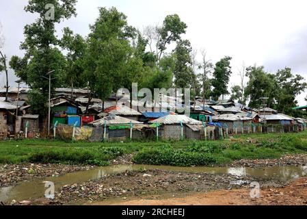 Coxsbazar, Ukhiya, Bangladesch. 15. Juli 2023. 15. Juli 2023. Coxsbazar, Bangladesch : das Flüchtlingslager Bazar Rohingya von Cox in Bangladesch nimmt zu Dengue-Ausbruch nimmt in den Rohingya-Lagern zu. Die neueste Nachricht von 947, dass Rohingya mit Dengue diagnostiziert wird, verbreitet Besorgnis in den bewussten Kreisen. Unter den Infizierten sind im letzten Monat drei Menschen, darunter ein Kind, gestorben.von den 33 Rohingya-Flüchtlingslagern in Cox's Bazar weisen die vier Lager in Ukhia die höchste Dengue-Rate auf.Laut einer Vorstudie der Civil S Stockfoto