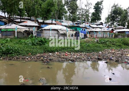 Coxsbazar, Ukhiya, Bangladesch. 15. Juli 2023. 15. Juli 2023. Coxsbazar, Bangladesch : das Flüchtlingslager Bazar Rohingya von Cox in Bangladesch nimmt zu Dengue-Ausbruch nimmt in den Rohingya-Lagern zu. Die neueste Nachricht von 947, dass Rohingya mit Dengue diagnostiziert wird, verbreitet Besorgnis in den bewussten Kreisen. Unter den Infizierten sind im letzten Monat drei Menschen, darunter ein Kind, gestorben.von den 33 Rohingya-Flüchtlingslagern in Cox's Bazar weisen die vier Lager in Ukhia die höchste Dengue-Rate auf.Laut einer Vorstudie der Civil Surge Stockfoto