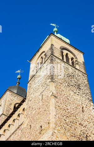 Türme der historischen Sankt Sebastian Kirche in Magdeburg, Deutschland Stockfoto
