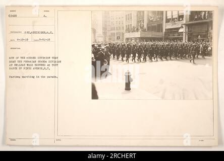 Marines aus der Second Division, die siegreich über die Preußische Garde in Belleau Wood auftraten, marschieren triumphierend die Fifth Avenue in New York City hinauf. Dieses Foto wurde von Sergeant Steiniger am 19. August 1919 aufgenommen und zeigt die Szene, in der die Marines jubeln, während sie an einer feierlichen Parade teilnehmen. Stockfoto