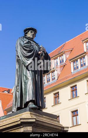 Statue von Martin Luther auf dem historischen Marktplatz Eisleben Stockfoto