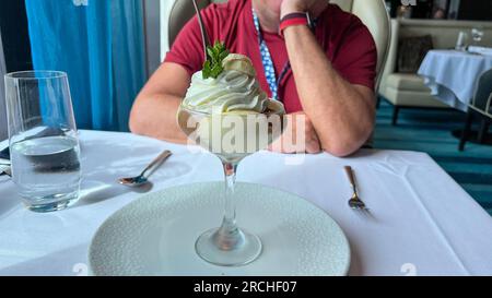 Port Canaveral, FL USA - 15. Januar 2022: Banana Banoffe dekadent Dessert in einem Restaurant auf einem Kreuzschiff. Stockfoto