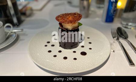Port Canaveral, FL USA - 15. Januar 2022: Schokoladendekadent Kuchen Dessert in einem Restaurant auf einem Schiff. Stockfoto