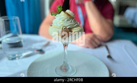 Port Canaveral, FL USA - 15. Januar 2022: Banana Banoffe dekadent Dessert in einem Restaurant auf einem Kreuzschiff. Stockfoto