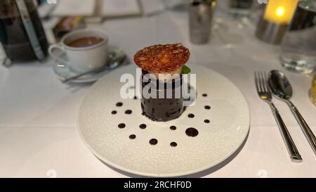 Port Canaveral, FL USA - 15. Januar 2022: Schokoladendekadent Kuchen Dessert in einem Restaurant auf einem Schiff. Stockfoto