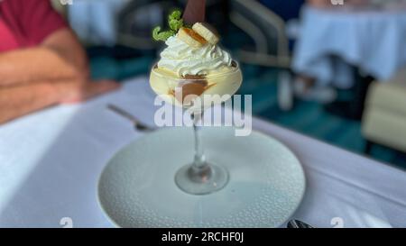 Port Canaveral, FL USA - 15. Januar 2022: Banana Banoffe dekadent Dessert in einem Restaurant auf einem Kreuzschiff. Stockfoto