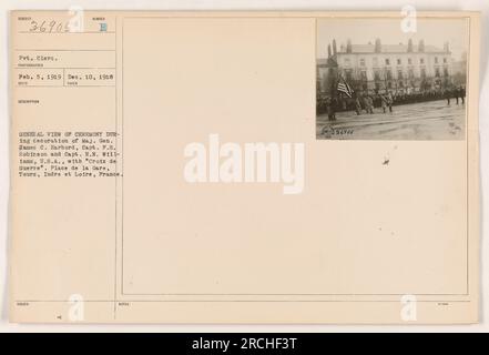 Allgemeiner Überblick über eine Zeremonie am 10. Dezember 1918 in Tours, Frankreich. Die Zeremonie umfasste die Dekoration von Major General James C. Harbord, Captain P.S. Robinson und Captain R.N. Williams, alle aus den USA, mit dem "Croix de Guerre". Das Foto wird am Place de la Gare in Tours, Indre et Loire, Frankreich, aufgenommen. Stockfoto