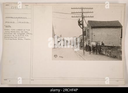 Ein Lineman des Signalkorps repariert Leitungen, die zu einem Telefon- und Telegrafenbüro in Prauthoy, Haute Marne, Frankreich führen. Das Büro wird von Co B, 307. F.S. Bataillon der 82. Division. (Hinweis: Die bereitgestellten Informationen basieren auf den in der Frage angegebenen Titeldetails und enthalten keine zusätzlichen Hinweise, die in der ursprünglichen Quelle verwendet wurden.) Stockfoto