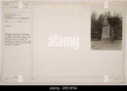 Amerikanischer Soldat von Kompanie E, 39. Infanterie, 4. Division, blickt auf ein altes Denkmal am Rhein, das dem preußischen Sieg über die Franzosen im Jahr 1871 gedenkt. Der Soldat war in Coblents, Rhenisch Preußen, Deutschland stationiert. Dieses Foto wurde am 26. Februar 1919 aufgenommen und erhielt die Kennnummer 40658. Stockfoto