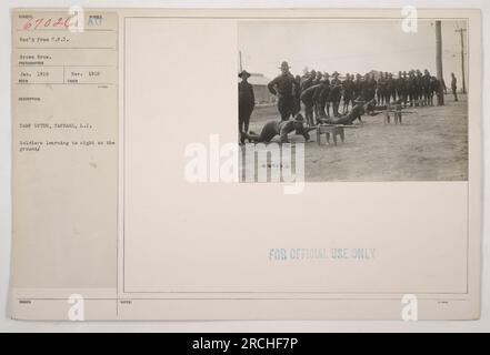 Soldaten in Camp Upton, Yaphank, Long Island, lernen, wie man am Boden sieht. Dieses Foto wurde im Januar 1919 aufgenommen und zeigt Soldaten, die während des Ersten Weltkriegs ihre Kampfkunst üben. Das Bild ist Teil der Fotosammlung von amerikanischen Militäraktivitäten während des Ersten Weltkriegs Bitte beachten Sie, dass die Beschreibung spezifische Details zu Ort, Datum und Kontext des bereitgestellten Bildes enthalten kann. Stockfoto