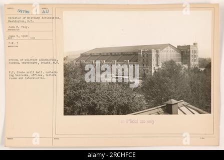 Das Bild zeigt die Bohrhalle an der Cornell University's School of Military Aeronautics in Ithaca, New York während des 1. Weltkriegs Die Halle umfasst Kasernen, Büros, Vortragsräume und Labors. Das Foto wurde am 5. Juni 1918 aufgenommen und ist Teil der Sammlung des Direktors der Militärluftfahrt in Washington, D.C., John P. Troy. In der Beschriftung wird auch erwähnt, dass das Bild nur für den offiziellen Gebrauch bestimmt ist. Stockfoto