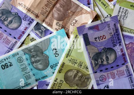 Neue indische Währung 100-50-20-10 Rupien-Noten als Hintergrund Stockfoto