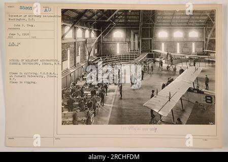 Foto eines Kurses über Spleißen und Takeln an der P.N. 14 School of Military Aeronautics an der Cornell University in Ithaca, N.Y. Das Foto wurde am 5. Juni 1918 von John P. Troy, dem Direktor des Militärflugzeugautos für Washington, D.C., aufgenommen Dieses Bild ist nur für den offiziellen Gebrauch gekennzeichnet. Stockfoto