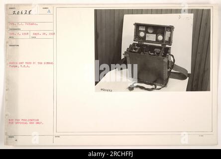 Pvt. V.J. Palumbo mit einem Radio, das vom Signalkorps der US-Armee benutzt wird. Foto aufgenommen am 28. September 1918, von Sumber Photographer. Das Bild ist als „nicht zur Veröffentlichung bestimmt“ gekennzeichnet und nur für den offiziellen Gebrauch bestimmt. Stockfoto