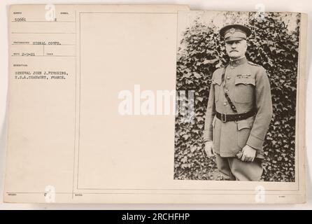 General John J. Pershing, der Befehlshaber der US-Armee im Ersten Weltkrieg, ist hier in Chaumont, Frankreich, zu sehen. Dieses Foto wurde vom Signalkorps aufgenommen und hat die Identifikationsnummer 50661. Das Bild wurde mit einem Symbol versehen, das General Pershing repräsentiert. Dieses Foto ging am 9. Februar 1921 ein. Stockfoto