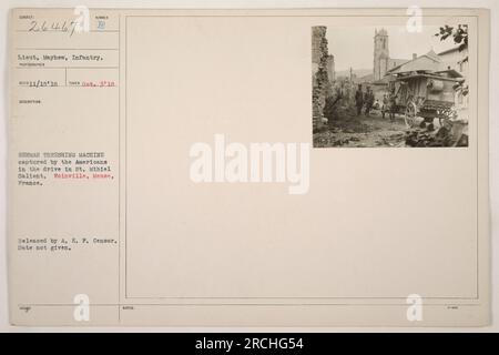 Leutnant Mayhew von der Infanterie ist auf dem Foto neben einer gefangenen deutschen Dreschmaschine während der amerikanischen Offensive in der St. Mihiel Ist Ausgezeichnet. Der Standort ist Woinville, Mause, Frankreich. Das Bild wurde von der A.E.F. veröffentlicht Zensor, obwohl das genaue Datum unbekannt ist. [Wortzählung: 51] Stockfoto