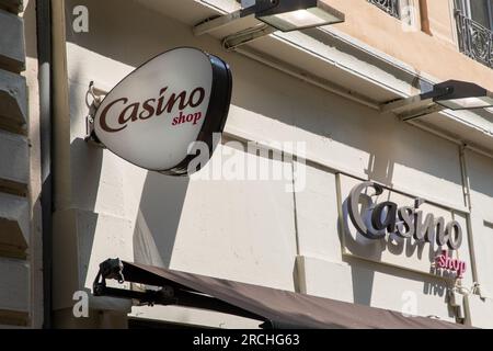 Bordeaux , Frankreich - 07 10 2023 : Casino Shop frankreich Supermarkt Logo Text und rosafarbene Markenschilder Kettenfassade Shop des französischen Einzelhandelsmarktes Stockfoto