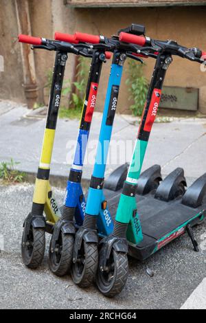 Bordeaux , Frankreich - 06 27 2023 : gepunkteter E-Roller Logo Marke Elektrische Roller und Schild Text urbane Mobilität Verleih Grün blau gelber Roller geparkt in Stockfoto