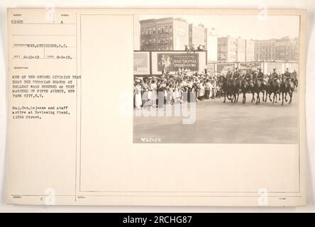 Mitglieder der Second Division, die die Preußische Garde in Belleau Wood besiegte, jubeln, während sie die Fifth Avenue in New York City hochmarschieren. Major General Lejuene und seine Mitarbeiter treffen am Prüfstand in der 110. Straße ein. Dieses Foto wurde von GT aufgenommen. Steiniger am 8. August 1919, mit dem Beschreibungssymbol RECO8-19-19. Quelle: Fotografien amerikanischer Militäraktionen während des 1. Weltkriegs Stockfoto