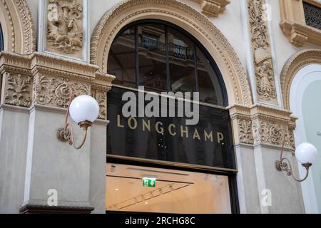 Mailand , Italien - 07 10 2023 : Longchamp Fassade Text und Logo Kette des Geschäfts Luxus französischer Shop Mode Markenbeutel Boutique Fassade Eingang Stockfoto